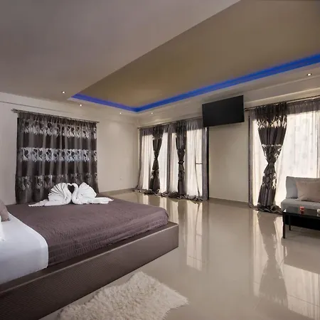 Black White * Dassia (Corfu)