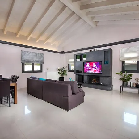 Black White * Dassia (Corfu)