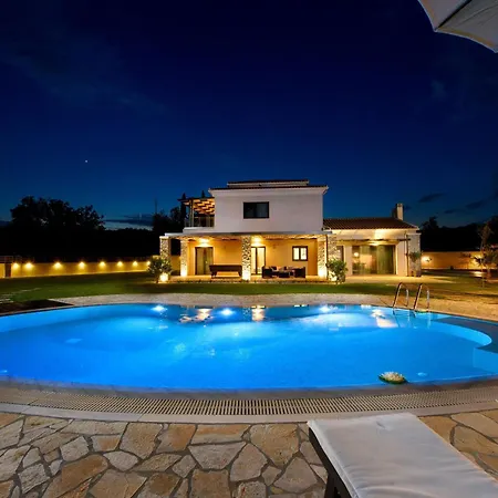 Black White * Dassia (Corfu)