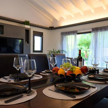 וילה Black White *