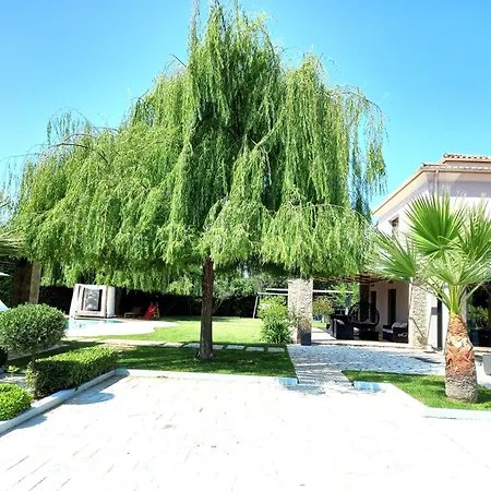 Villa Black White