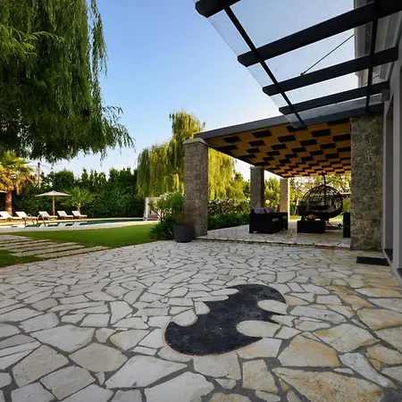 Villa Black White